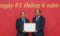 Thủ tướng Nguyễn Xuân Phúc trao Huy hiệu 40 năm tuổi Đảng cho ông Mai Tiến Dũng