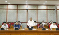 Bộ Chính trị làm việc với Ban Thường vụ Tỉnh ủy Sơn La (ảnh TTXVN)