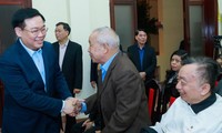 Bí thư Thành ủy Hà Nội tại hội nghị lấy ý kiến cử tri nơi cư trú. Ảnh HNM