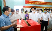Chủ tịch Quốc hội Vương Đình Huệ kiểm tra công tác bầu cử tại Tuyên Quang