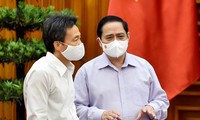 Thủ tướng Phạm Minh Chính trao đổi với Phó Thủ tướng Vũ Đức Đam (ảnh N.B)