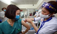 Thủ tướng yêu cầu &apos;thần tốc&apos; để có vaccine tiêm phòng cho dân 