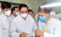 Thủ tướng thăm các doanh nghiệp sản xuất thiết bị y tế