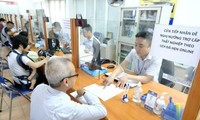 Lao động làm thủ tục hưởng trợ cấp thất nghiệp tại Trung tâm Dịch vụ việc làm Hà Nội sau khi dịch COVID bùng phát Ảnh: Như Ý