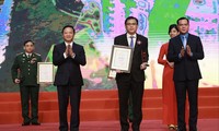 Ông Nguyễn Khắc Định trao biểu trưng "Vinh quang Việt Nam" cho các tập thể.