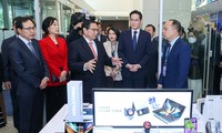 Thủ tướng đề nghị Samsung coi Việt Nam là &apos;cứ điểm’ quan trọng nhất, chiến lược toàn cầu 