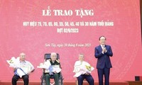 Phó Bí thư thành ủy Hà Nội trao Huy hiệu 75 tuổi Đảng cho lão thành cách mạng