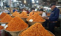 Chợ thủy hải sản khô lớn nhất Sài Gòn tất bật ngày cận Tết