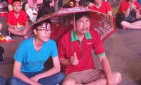 Người Sài Gòn đội mưa cổ vũ đội tuyển Việt Nam