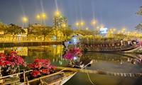 Chợ hoa &apos;trên bến dưới thuyền&apos; nhộn nhịp về đêm