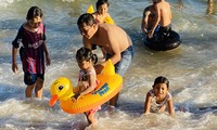 Bãi biển Phan Thiết chật kín người ngày mùng 4 Tết