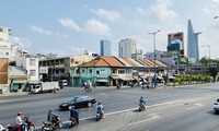 Đường phố Sài Gòn vắng vẻ ngày đầu &apos;cách ly xã hội&apos;