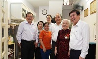 Thủ tướng Nguyễn Xuân Phúc tặng quà gia đình chính sách tại TPHCM