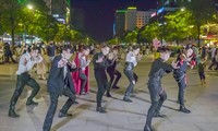  Cuối tuần, bạn trẻ tổ chức các hoạt động giải trí ngay tại phố đi bộ Nguyễn Huệ 
