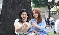 Cuối tuần, bạn trẻ Sài Gòn rủ nhau đi cà phê bệt
