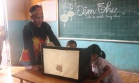 Sinh viên tình nguyện mang nghệ thuật truyền thống đến với trẻ em vùng khó khăn 
