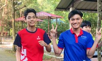 Sinh viên đi bộ trong rừng ngập mặn Cần Giờ gây quỹ thiện nguyện nhân Ngày Lâm nghiệp Việt Nam