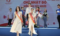 Hoa hậu Thanh Thủy và Á hậu Khánh Linh ‘quẩy’ cùng sinh viên trường ĐH Văn Hiến trong Ngày hội hiến máu ‘Chủ nhật Đỏ’