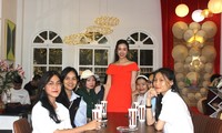 Sinh viên ‘Nâng bước thủ khoa’ trải nghiệm ẩm thực Thái và thưởng thức các loại nước uống cùng Á hậu Thúy An
