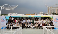 Sinh viên nhận học bổng ‘Nâng bước thủ khoa 2023’ trải nghiệm buýt sông Sài Gòn, tham quan Landmark81 