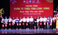 Thành Đoàn TP. HCM tặng quà Tết cho 2.000 sinh viên ở lại thành phố 