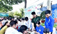 Đoàn y, bác sĩ trẻ Bệnh viện Quân y 175 khám, cấp thuốc, tặng quà cho người dân Q. 12
