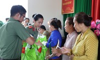Đoàn Thanh niên Công an Thành phố trao quà cho bà con xã đảo Thạnh An