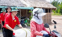 Sinh viên tiếp nước sạch cho bà con vùng hạn mặn Tiền Giang