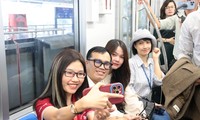 Sinh viên TP. HCM thích thú khi lần đầu trải nghiệm tàu Metro Bến Thành - Suối Tiên