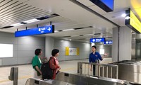 Sinh viên tình nguyện hỗ trợ người dân trải nghiệm tuyến Metro số 1 