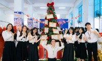 Không gian check-in Noel chuẩn ‘studio’ đầy ấn tượng ở các trường đại học 