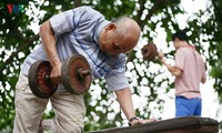 Khoảng 3-4 năm trở lại đây, ông Côn - hiện 76 tuổi nhà ở khu phố cổ gần hồ Hoàn Kiếm thường xuyên tham gia tập thể hình cùng CLB thể hình ven hồ