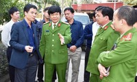 Đại tá Khương Duy Oanh, Phó giám đốc Công an tỉnh Thanh Hóa (giơ tay) cho biết công an chưa có thông tin chính thức do vụ án có nhiều tình tiết phức tạp