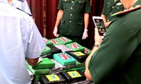 Lực lượng chức năng kiểm đếm cocain phát hiện trong container phế liệu