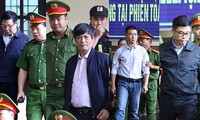 Bị cáo Phan Văn Vĩnh, Nguyễn Thanh Hóa vào phòng xử án