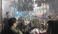 Cảnh sát bao vây quán bar ở Sài Gòn, giữ 80 người phê ma tuý