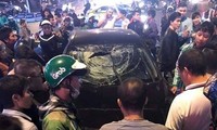 Hàng chục người vây kín nam tài xế và ôtô gây tai nạn liên hoàn. Ảnh: VnExpress