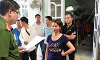 Công an đọc lệnh bắt bà Trần Thị Hiền - mẹ "nữ sinh giao gà" ở bị sát hại ở Điện Biên. Ảnh: VietNamNet