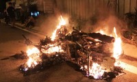 Thanh niên bị tạt xăng đốt cháy rực sau vụ va quẹt xe