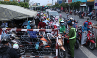 Sáng 1/6, khu vực trước các chốt kiểm soát người và phương tiện lưu thông ra/vào quận Gò Vấp, TPHCM ùn tắc nghiêm trọng.