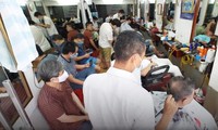 Salon kín khách, thợ cắt tóc vỉa hè tại Hà Nội bội thu ngày đầu mở lại
