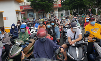 Sáng 14/7, rất đông người dân trong khu vực đến siêu thị Emart trên đường Phan Văn Trị, quận Gò Vấp, TPHCM đợi vào mua hàng.