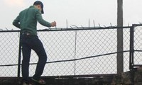 Người đàn ông &apos;trèo tường trốn khỏi khu cách ly để về nhà xin tiền mẹ