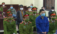 Bị cáo Cao Tài Năng và Vũ Thị Mừng (đeo khăn đứng phía sau) tại phiên tòa. Ảnh: Nguyễn Dương (Dân trí)