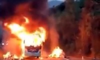 Xe khách bốc cháy khi đang chở hơn 40 người đổ đèo