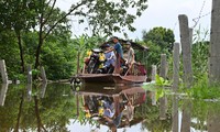 Người dân Hà Nội đi đò sau trận mưa ngập
