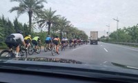 Đạp xe thể dục &apos;đua với tử thần&apos; vào đường cao tốc ở Hà Nội