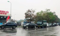 Người dân xếp hàng dưới mưa chờ đăng kiểm ô tô tại Hà Nội 