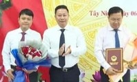 Chủ tịch UBND tỉnh Tây Ninh trao quyết định cho 1 giám đốc sở