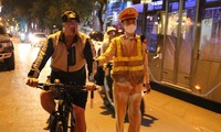 Cảnh sát 141 kiểm tra nồng độ cồn hàng loạt người đi xe đạp trên phố Hà Nội